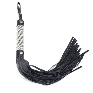 Cận cảnh chi tiết tay cầm cán trắng của roi da BZ01A