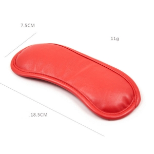 Chi tiết d&acirc;y đeo điều chỉnh k&iacute;ch thước của bịt mắt da m&agrave;u đỏ BZ14A.