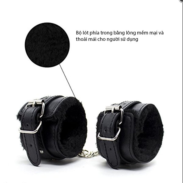 Cận cảnh chất liệu da cao cấp của bộ đồ chơi da đen QT09