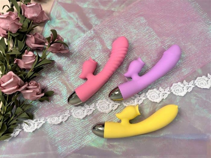 Cận cảnh chất liệu silicone và đầu rung liếm của Leten DV66C