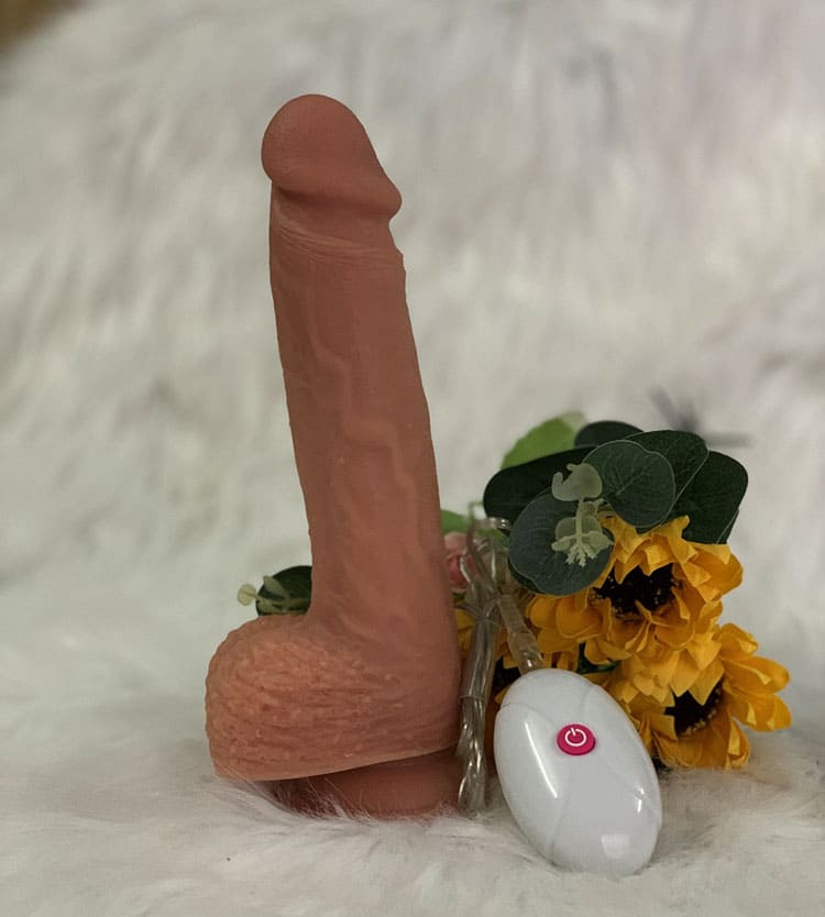 Cận cảnh chất liệu của dương vật siêu mềm có rung Lovetoy Nature Cock Leo